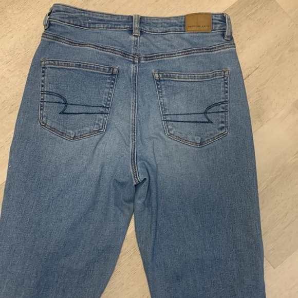 American Eagle High Rise Light Wash Mom‎ Jeans size 6 long stretchy - Picture 10 of 11